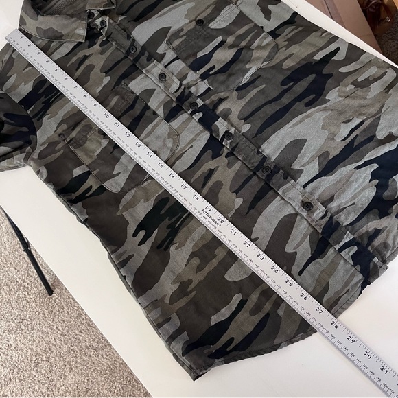 Sanctuary Camo Boyfriend Shirt Button Front Roll Tab Sleeves Size XS - Picture 8 of 11